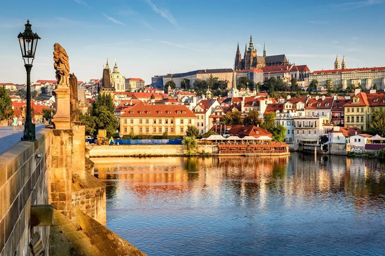 Ile kosztuje rejs po Wełtawie? Szczegóły cen, długość i usługi.