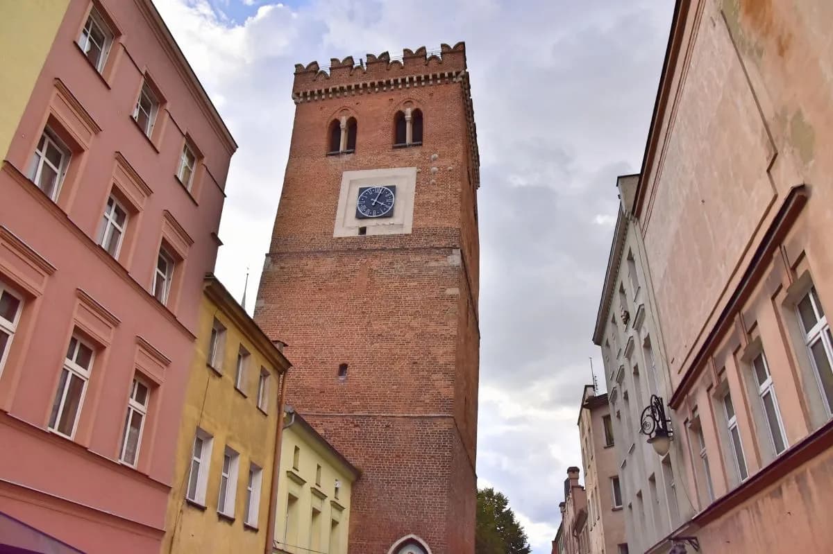 Krzywa Wieża w Ząbkowicach: Polska Piza, musisz ją zobaczyć